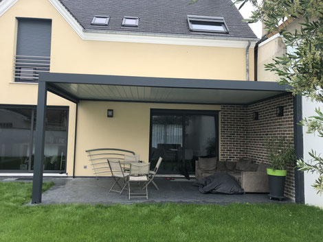 Pergola bioclimatique aluminium installée à Houilles (78) par Aluminios Faustino France