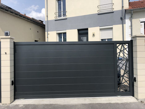 Portail coulissant aluminium sur mesure installé à Houilles (78) par Aluminios Faustino France