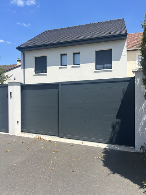 Portail télescopique aluminium 2 vantaux installé à Houilles (78) par Aluminios Faustino France