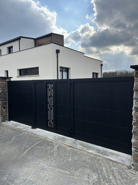Portail portefeuille aluminium sur mesure installé à Seine-Port (77) par Aluminios Faustino France