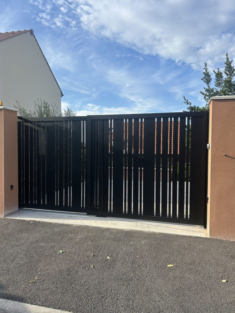 Portail télescopique aluminium sur mesure installé à Saint-Maur-des-Fossés (94) par Aluminios Faustino France