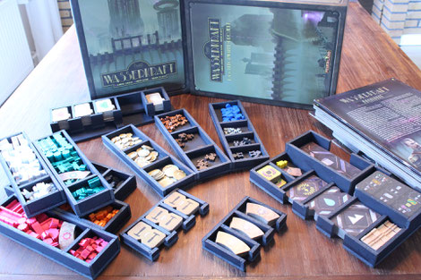 Brettspiel Inlay oder Organizer für Wasserkraft mit Leeghwater-Erweiterung. Durch das Insert lässt sich das Spiel hochkant lagern. 