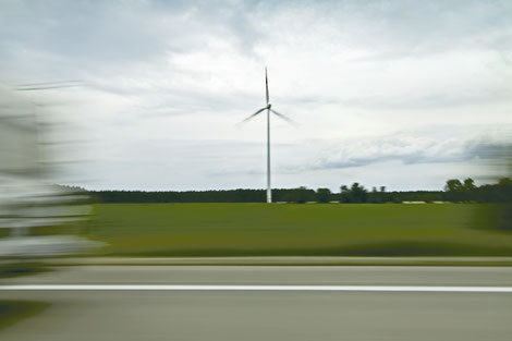 Autobahn nahe der niederländigschen Grenze Windrad Wohnwagen