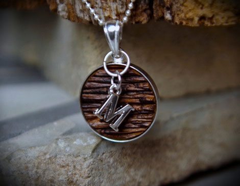 Anhänger mit Wunschinitialen aus Holz aus alter Eiche mit Platinakzent