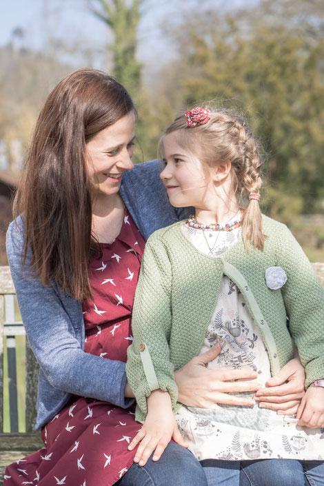 Mutter und Tochter beim Familien-Fotoshooting