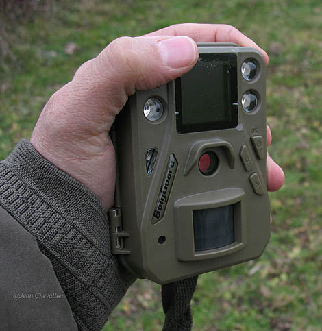 Le piège  Bolyguard SG 520  en main, remarquablement petit.