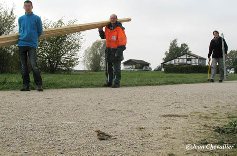 le bruant et des membres de la LPO préparant la fête de la Grue