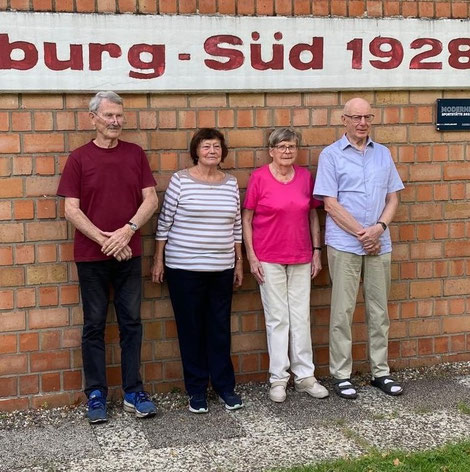 Sommerfest 2025, Helga u. Winne Hirschmann, Hilde u. Jürgen Trabert waren 2023 65 Jahre Mitglieder im Verein, jetzt also schon 67 Jahre.