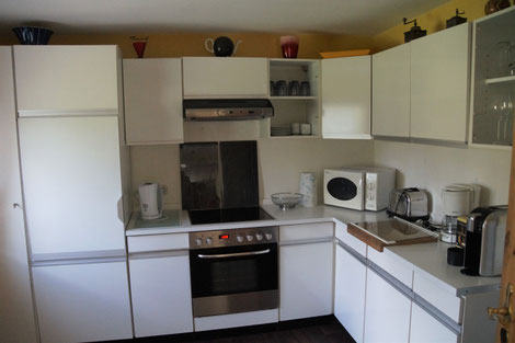 Küche mit Herd, Kühlschrank, Microwelle, Wasserkocher, Kaffeemaschine klassisch und Kapselexpresso