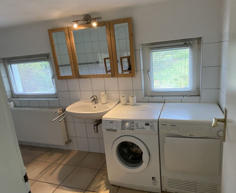 Badezimmer mit Waschmaschine und Trockner