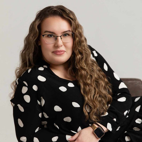 Aline Niefnecker, professionelle Stylistin und Visagistin, spezialisiert auf Styling für Boudoir- und Portraitshootings