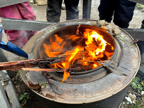 Hier beginnen unsere Schneeschmilzexperimente... später haben wir Metalleimer voll mi Schnee auf das Feuer gestellt und beobachtet was dann passiert !