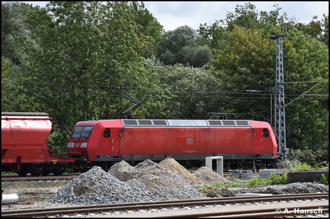 Den lichtgrauen Balken unter der Zugnummer hat die Lok am 09. August 2023 sicher längst eingebüßt, als sie mit einem Güterzug den Hafen Wismar verlässt. Ein Notschuss vom Bahnsteig aus war gerade so möglich