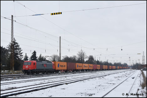 145 022-0 schleppt am am 13.01.2026 einen Containerzug durch Leipzig-Wiederitzsch