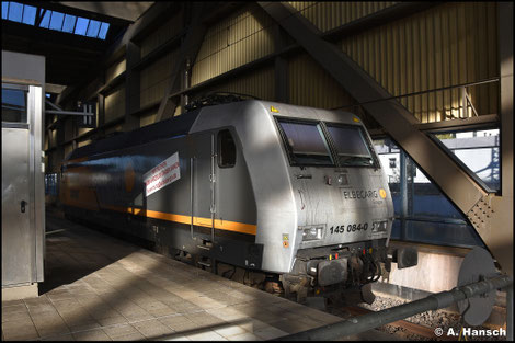 145 084-0 der Elbe Cargo Gruppe steht am 18. Oktober 2025 in Chemnitz Hbf. abgestellt