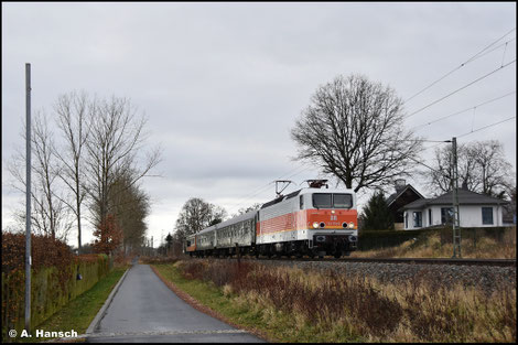 In Glauchau bekam die Maschine als erste in Deutschland wieder das ehem. Design der S-Bahn Rhein-Ruhr und Nürnberg aus den 90er Jahren. Am 07. Dezember durcheilt sie mit Leerreisezug Grüna in Richtung Chemnitz