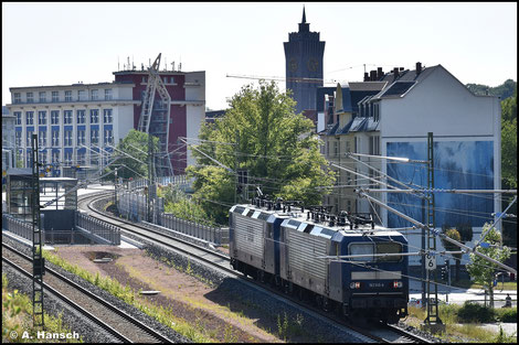 In RBH-Lackierung, für die WEE und im Auftrag von DB Fahrwegdienste begegnet mir die Lok, am Haken von 143 295-4 am 24. Juni 2023 in Chemnitz-Süd