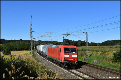 145 032-9 sieht am 18.08.2025 zwar noch nach DB aus, ist aber für die Firma Flex im Einsatz, als sie mit ihrem 52738 (LGC - NHO) durch Chemnitz-Furth eilt