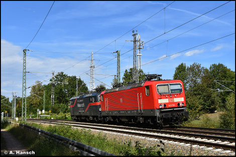 143 194-9 wird am 21. September 2025 von 143 326-7 von Dresden-Altstadt nach Halle geschleppt. Wegen diverser Sperrungen führt der Weg auch über Chemnitz-Furth