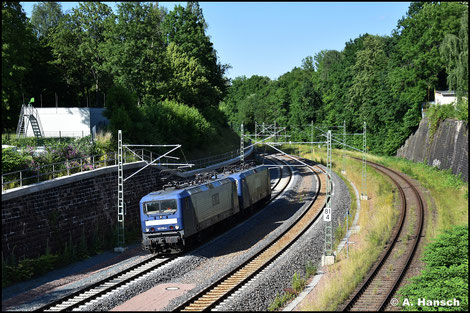 Am 24. Juni 2023 haben WEE 143 295-4 und Wagenlok 143 040-4 den weiten Weg von Düsseldorf nach Glauchau auf sich genommen. Hier rollt das Gespann durch Chemnitz-Süd
