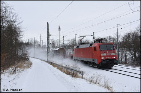 Den stark verspäteten 48385 (Halle - Cheb) zieht 152 053-5 am 10.01.2026 durch das verschneite Chemnitz-Furth