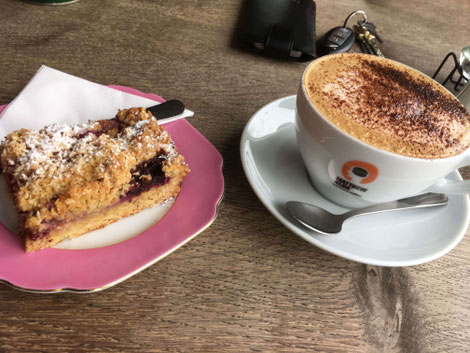 Beerenkuchen mit Haferflockenstreuseln im Café Kitschnbake in Wormit