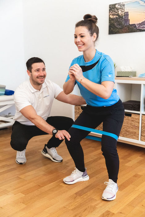 Physiotherapeut Dominik Klaes absolviert Übungen mit einer Patienten in der Physiotherapie nach Hüft OP
