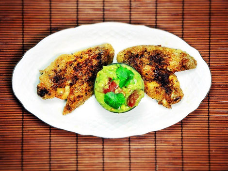 Knusprige Chicken Wings mit Guacamole