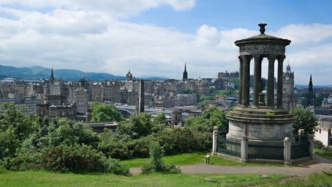 Aussicht von Calton Hill über Edinburgh Old Town