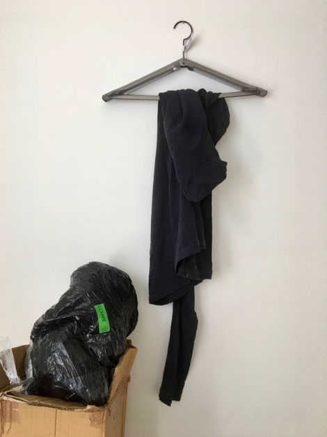 折りたためる　コンパクトになるハンガー。洋服　フック　回転　スティック状　スーツケース　旅行　レストラン　テーブル　椅子　広げる　　鉄　リベット　　インダストリアル　格好良い　携帯用　折りたたみ　折り畳み　コンパクト　旅行　持ち運べる　プエブコ　PUEBCO　アイアン　スチール　ワイヤー　ヴィンテージ　ビンテージ　無骨　インテリア　おしゃれ　可愛い　おすすめ　デザイン　ブランド　プレゼント　通販