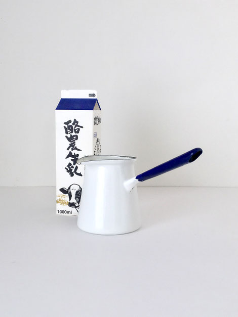 ホーローのトルコ コーヒー ポットです。コーヒーポット　ティーポット　ヤカン　トルココーヒー　お湯　コンロ　お茶　台所　キッチン　鍋　なべ　ミルクパン　温め　牛乳　ミルク　De Emillekeizer　クラシック　ヴィンテージ　ビンテージ　古い　琺瑯　鉄　オランダ　ルーマニア　ヨーロッパ　レトロ　インテリア　おしゃれ　かわいい　人気　おすすめ　デザイン　ブランド　プレゼント　ラッピング　通販