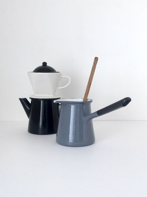 ホーローのトルコ コーヒー ポットです。コーヒーポット　ティーポット　ヤカン　トルココーヒー　お湯　コンロ　お茶　台所　キッチン　鍋　なべ　ミルクパン　温め　牛乳　ミルク　De Emillekeizer　クラシック　ヴィンテージ　ビンテージ　古い　琺瑯　鉄　オランダ　ルーマニア　ヨーロッパ　レトロ　インテリア　おしゃれ　かわいい　人気　おすすめ　デザイン　ブランド　プレゼント　ラッピング　通販