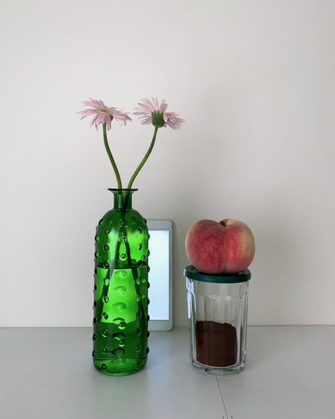ボトル型のグリーンの花瓶。ワインボトルのようなプロポーションです。表面に丸い突起が並んでいます。サボテンをモチーフにしたアート作品のようです。大きな葉っぱや、個性的な花が似合いそうなユニークなデザインです。フラワーベース　花器　ビン　生ける　飾る　ディスプレイ　デコレーション　オランダ　海外　外国　輸入　ガラス　緑　グリーン　ドット　粒　気泡　泡　インテリア　おすすめ　ブランド　プレゼント　通販