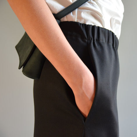 ASCK schwarzer Hosenrock mit Seitentaschen aus Baumwoll-Satin. Der Stoff ist aus kontrolliert biologischen Anbau und GOTS-zertifiziert.