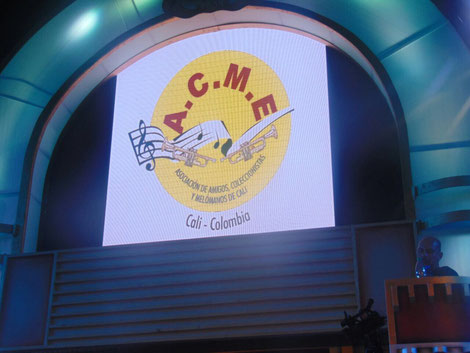 Logo de ACME en el escenario.