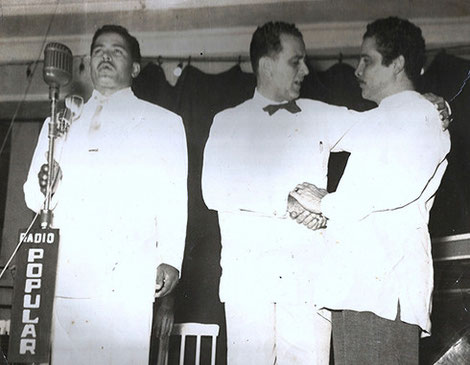 Lázaro Iglesias Laza, locutor de Radio Popular, del Cerro; presentando a Daniel Santos.