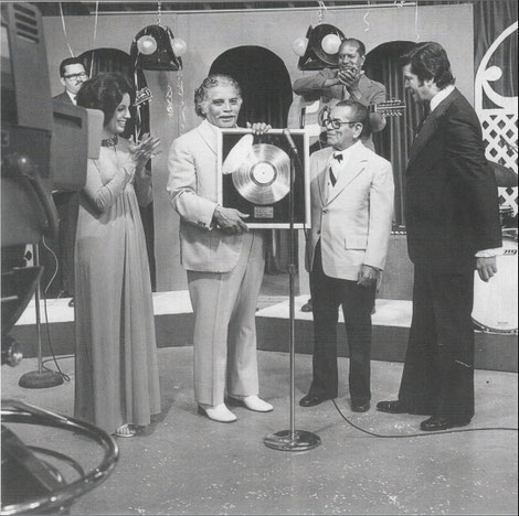 Discos Lozano entrega Disco de Oro a Daniel Santos por "El asopao de pollo".