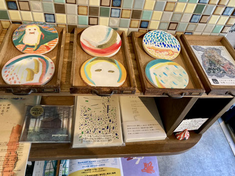 カフェartandsyrupの佐藤yuupopicと画家小林大悟の絵と詩による展示の風景