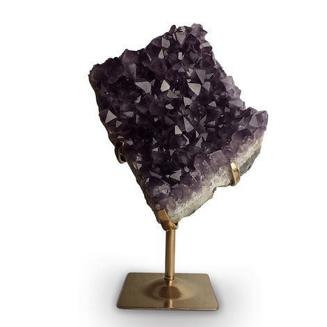 Dekorativer Amethyst auf goldfarbenem Stand