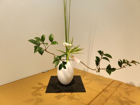 静けさの中に、力をとどめる白
