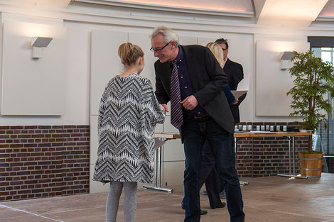 Foto zeigt Amie Vehse, Ju-Jutsu Delmenhorster TB, Sportlerehrung, Oberbürgermeister Axel Jahnz