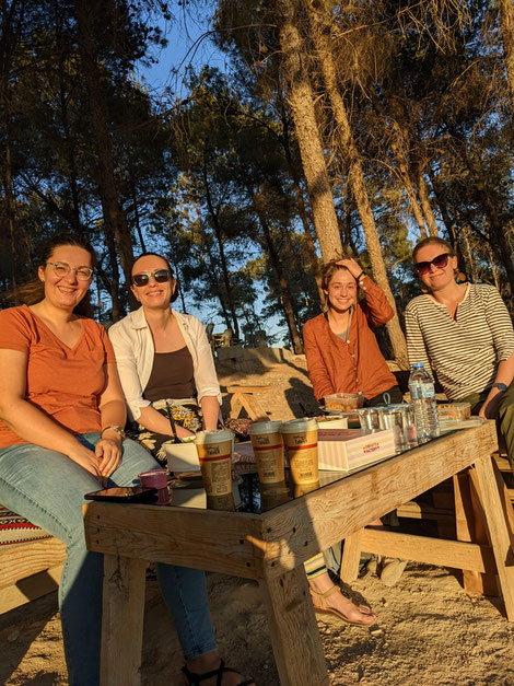 Im Natur-Cafe mit zwei Freundinnen und Couchsurferin Fanny