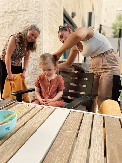 Johanna bekommt den zweiten Haarschnitt im Garten