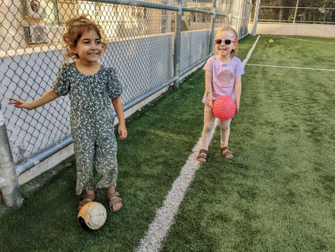 Die Kids beim wöchentlichen Fußball-Treff