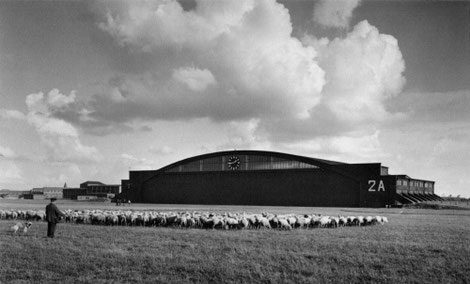 Blick auf die Halle 2A vom Flugfeld aus. Links im Hintergrund die Zellenschlosserei (Flächenbau), kleine Funktionsgebäude sowie Unterkünfte des Fliegerhorstes. Quelle: Archiv Horst Dörn