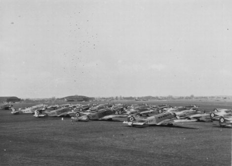 Abb. 3: Aufstellung der III./LG 1 am 27.05.1938 auf dem Rollfeld anlässlich der Vorbereitung des Abfluges zum Staatsbesuch nach Jugoslawien. Im Hintergrund Halle 3A, Startgebäude mit Bildstelle sowie Halle 3B. Quelle: Archiv Horst Dörn