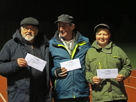 48. Chapeau-Turnier vom 12.11.2016 - (v.l.) Turniersieger Günter Oetzmann, 2. Platz Bernd-Rito Sönksen, 3. Platz Justin Mohrkamm