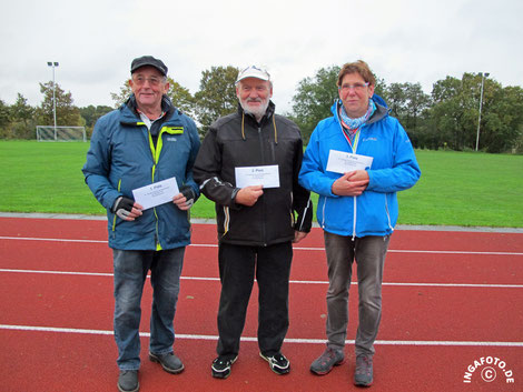 47. Chapeau-Turnier vom 22.10.2016 - (v.l.) Turniersieger Bernd-Rito Sönksen, 2. Platz Hinrich Lesch, 3. Platz Anne Frömling (Schlosspark Boule Husum)