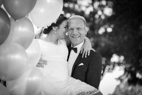 Hochzeitsfotos Brautpaar mit Luftballons schwarz-weiss in Erding