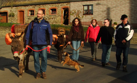 Die meisten Hunde - wohlerzogen oder nicht - haben viel Stress bei einer Eseltrekkingtour.